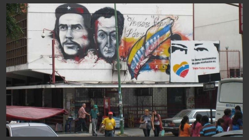 El Che y Bolívar en la pared, y un cartel de los ojos de Chávez más abajo. 