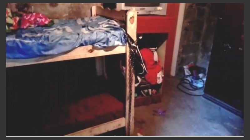 La cama donde fue hallada la joven. Además, secuestraron la cadena con la que la habían atado.
