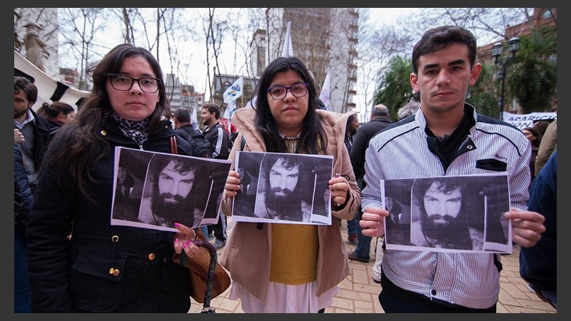Unos jóvenes sostienen la foto de Santiago Maldonado, quien fue visto por última vez el 1 de agosto. (Alan Monzón/Rosario3.com)