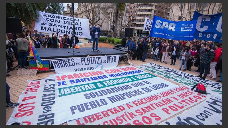 Carteles con distintos reclamos este jueves en la plaza céntrica. (Alan Monzón/Rosario3.com)