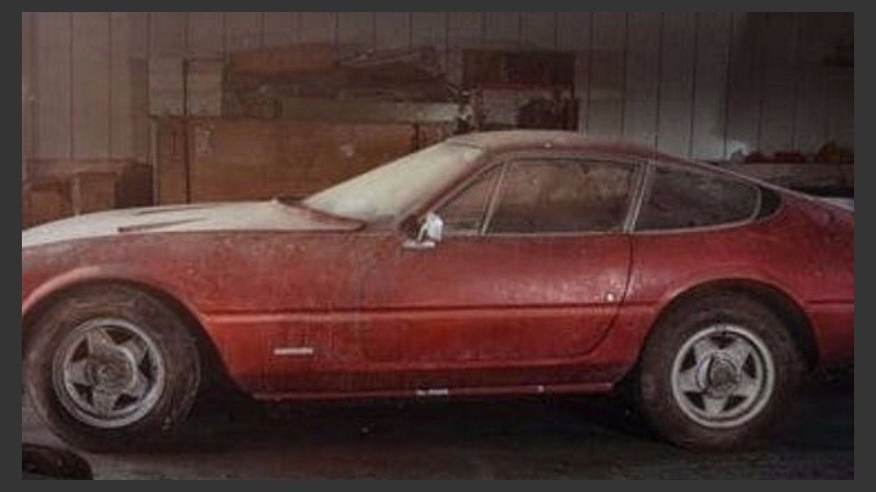 La Ferrari estaba tapada por el polvo.