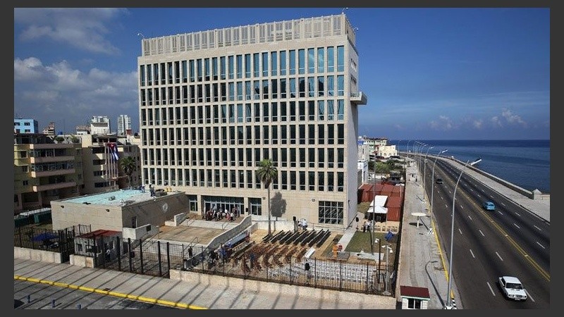La administración Trump evalúa cerrar la embajada en Cuba.