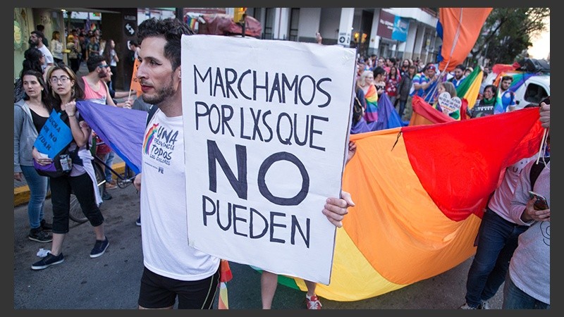 Masiva marcha del orgullo 2017 en Rosario.