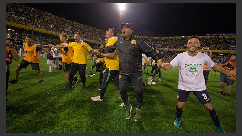 Los pibes de Central festejaron la obtención de la Copa Santa Fe. (Alan Monzón/Rosario3.com)