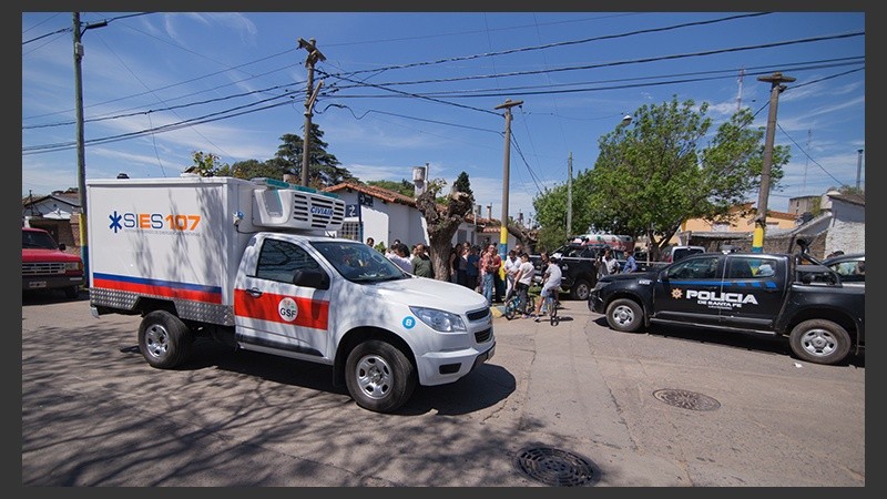 Varias unidades de la Policía y el SIES se hicieron presentes en el lugar del trágico hecho.