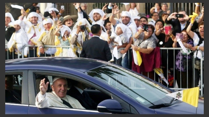 Miles de fieles se acercaron para saludar a Francisco.