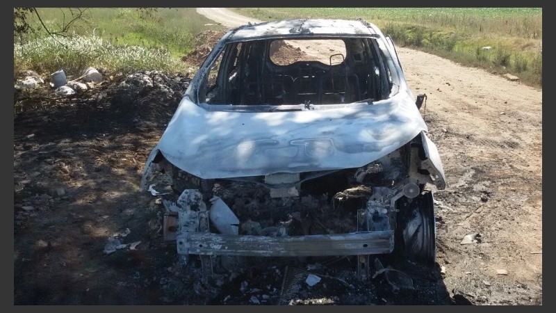 El auto incendiado que investiga el fiscal.