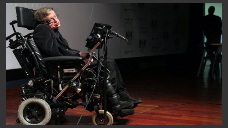 Hawking participa en una conferencia sobre los agujeros negros en el Museo de Ciencias de Bloomfield, en Jerusalén.