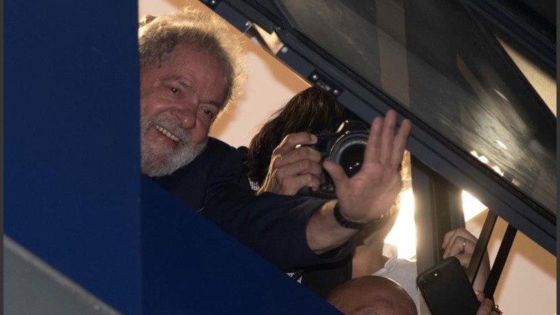 Pasada la hora de la supuesta entrega, Lula saludó a los militantes.