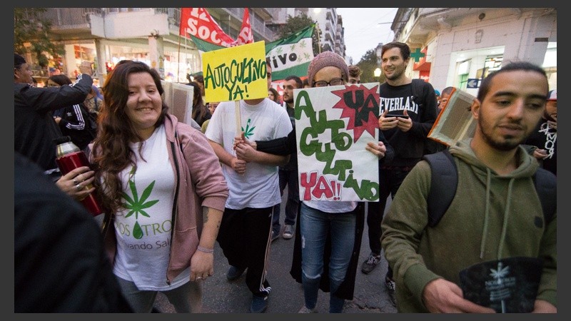 La marcha por las calles rosarinas a favor de la despenalización de la marihuana.
