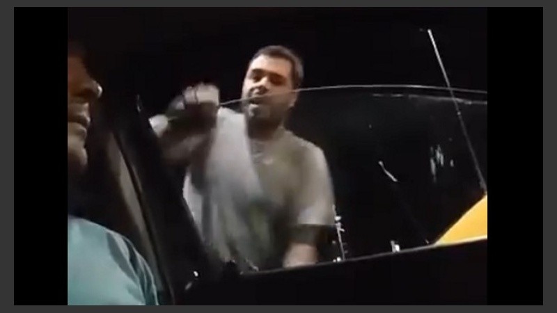 Imagen de un video grabado por uno los taxistas agredidos.