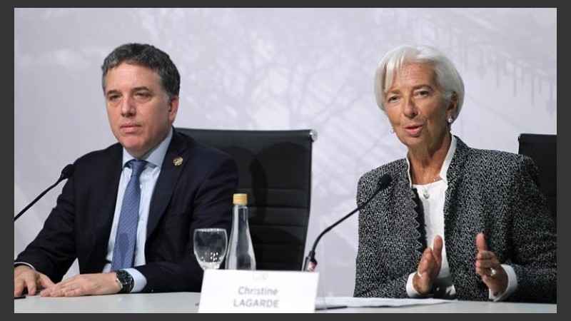 La directora del FMI en la conferencia con el ministro Dujovne a su lado. 