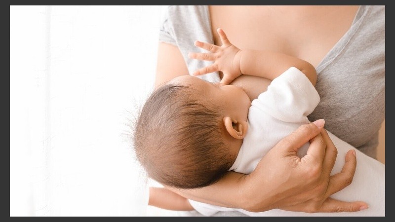 La relación madre bebé se va construyendo desde el primer momento con el contacto físico.