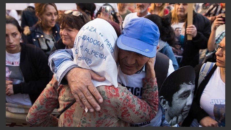 Taty Almeida, Madre de Plaza de Mayo, Línea Fundadora, vino a Rosario y acompañó a los familiares.
