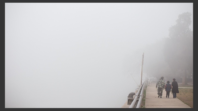 Así se veía la densa niebla sobre la costa rosarina este lunes por la mañana.