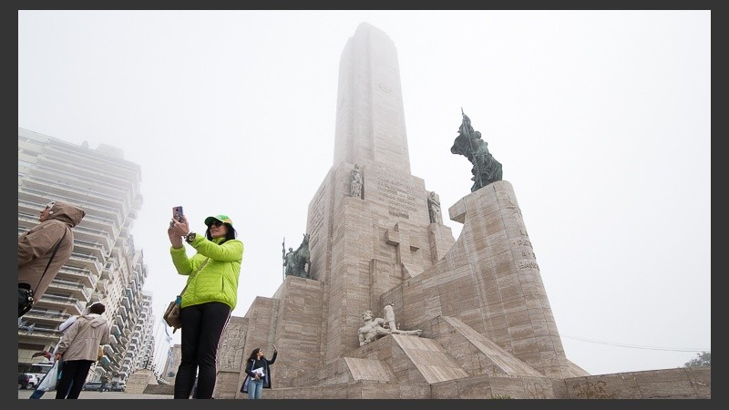 Así se veía la densa niebla en el Monumento este lunes por la mañana.