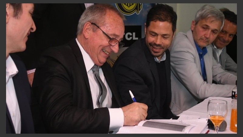 Broglia firma el traspaso de mando a Di Pollina. 