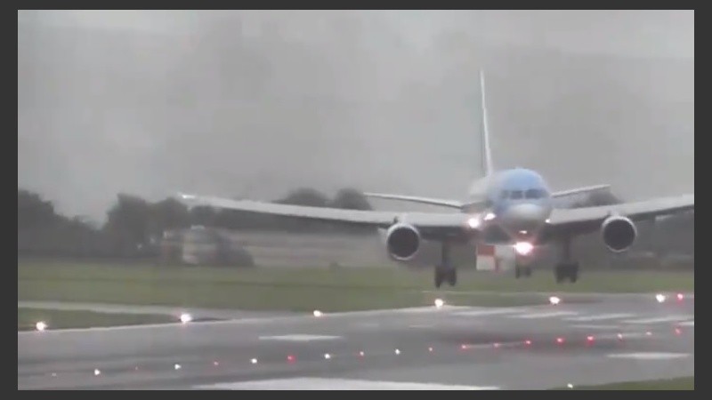 El avión totalmente cruzado al bajar a la pista. 