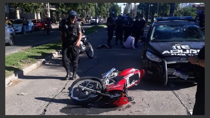 El motociclista tomó por Rondeau en contramano y chocó de frente con el móvil.