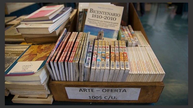 Un cajón con libros en oferta. Muchos de estos libros dificilmente se consigan en librerías tradicionales.