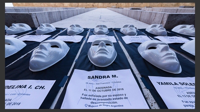 Máscaras blancas por cada víctima de femicidio durante este 2018.