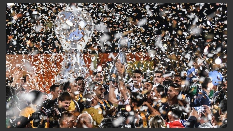 El festejo del equipo campeón en el estadio de Mendoza. 