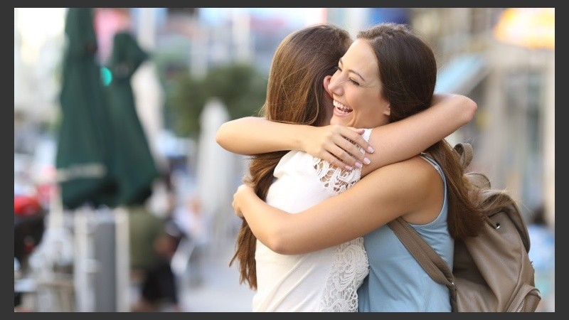Un abrazo puede afectar positivamente nuestro estado emocional y, por lo tanto, nuestra salud en general.