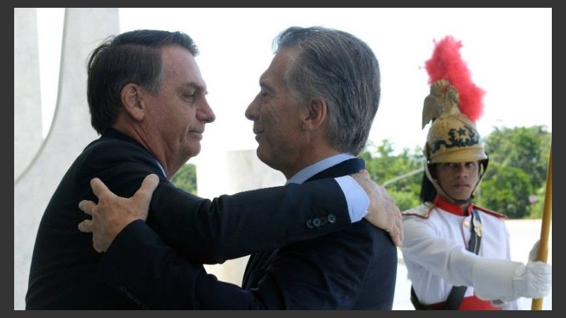 El abrazo de recepción de Bolsonaro para Macri.