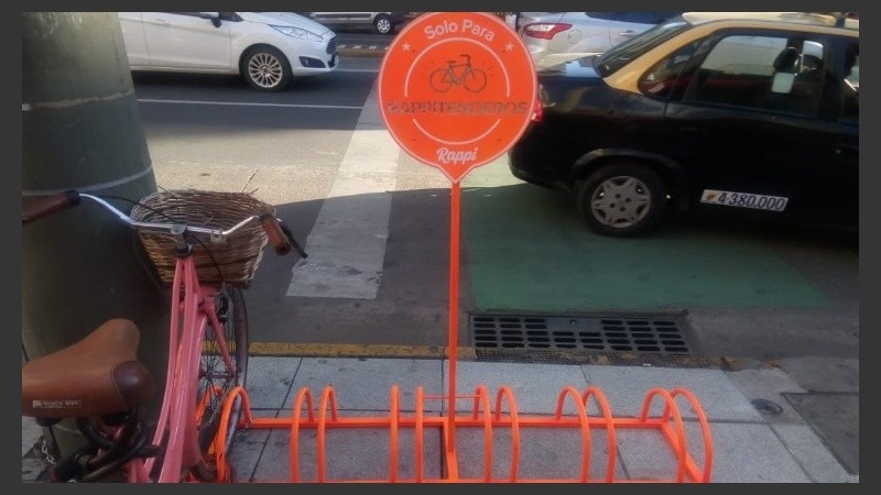El bicicletero naranja está ubicado en Pellegrini y Corrientes en la vereda par.
