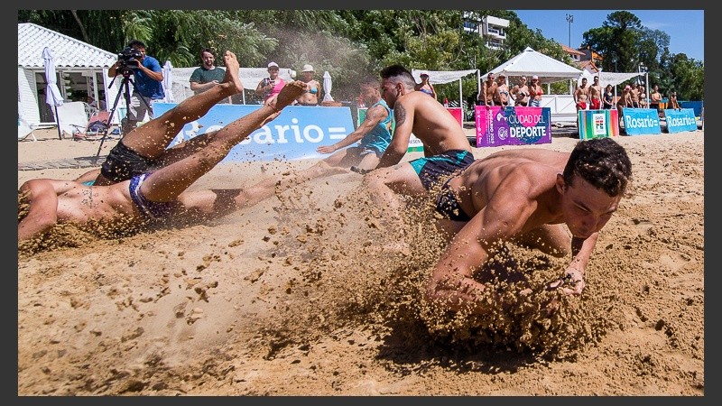Una revolcada por la arena en la última competencia del torneo.