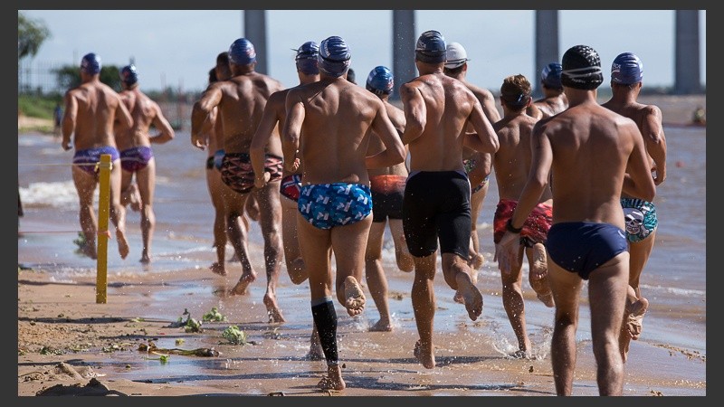 Correr, nadar y llegar primero. El objetivo de una de las competencias del torneo.