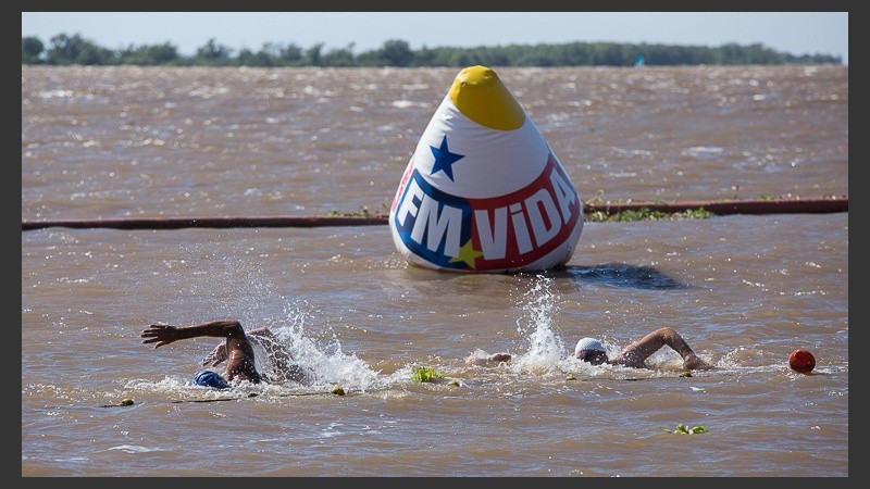 Los competidores nadaron por el río. El viento era intenso e hizo más complicado el recorrido.