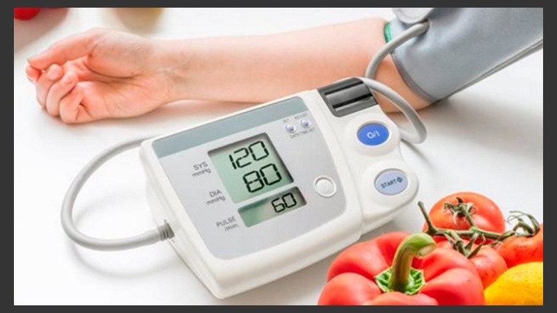 Se recomienda una visita al médico para chequear la presión arterial, al menos, una vez al año.