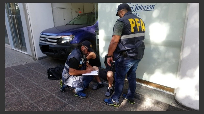 Los jóvenes fueron arrestados por la Policía Federal en inmediaciones de Italia y Mendoza.