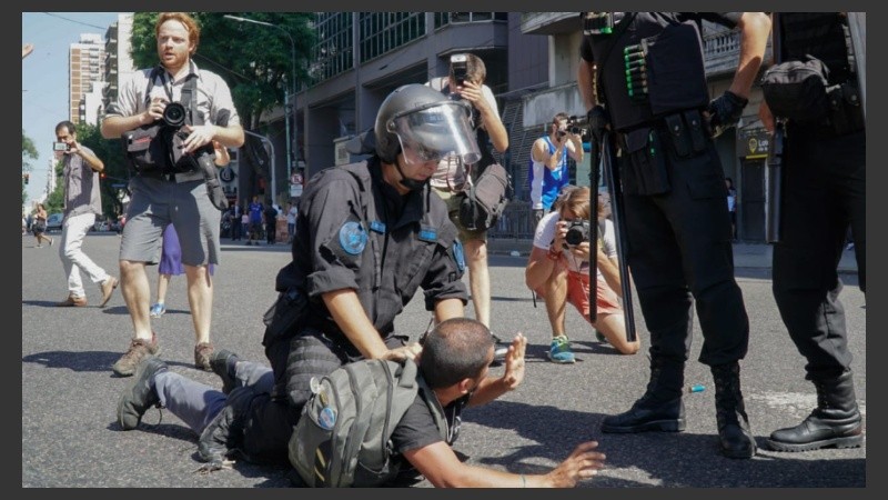 El Sindicato de Prensa de Buenos Aires repudió la represión. 