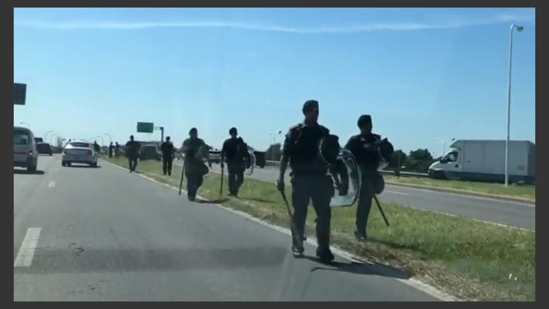 El arribo de los gendarmes al kilómetro 1 de la autopista.