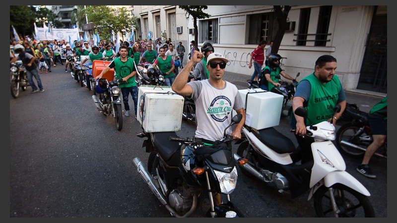 Postales de la masiva marcha contra los tarifazos en Rosario.