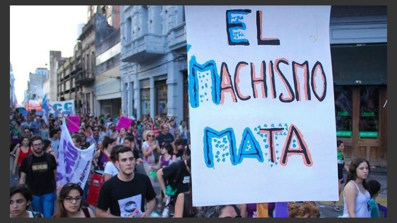 Postal de una marcha Ni una menos en Rosario.