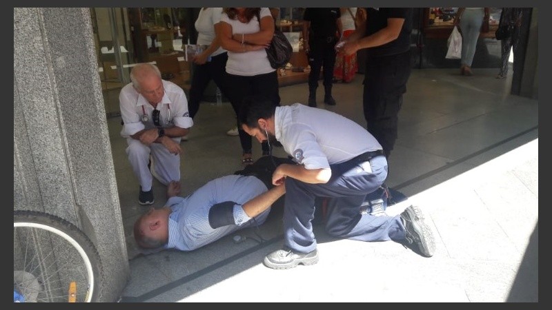 El hombre quedó tendido en el piso tras ser atropellado.