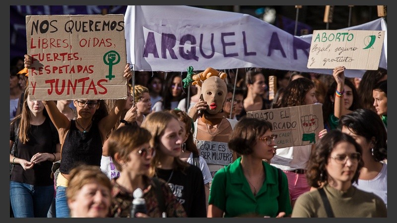 Postales de la multitudinaria marcha en el Día Internacional de la Mujer. (Alan Monzón/Rosario3.com)