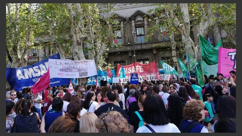 Los maestros movilizaron este martes a la plaza San Martín