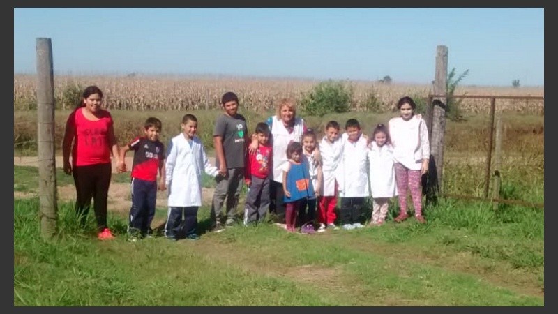 Lilian Cipollone con sus alumnos de la Florentino Ameghino. 