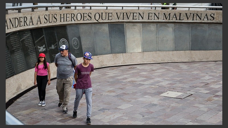 Una familia visita el espacio de memoria de los heroes de Malvinas en Rosario.