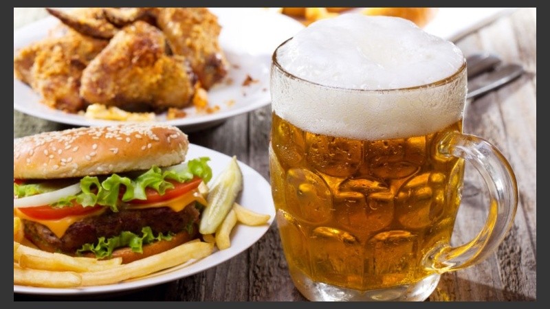 El consumo de alcohol afecta las mismas áreas del cerebro que controlan el comer en exceso.