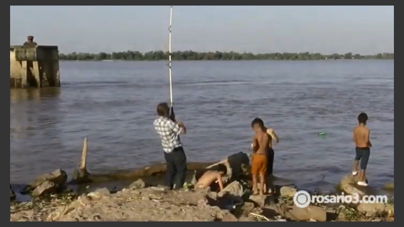 El pescador estaba junto a su padre, a la altura de Uriburu y el río.