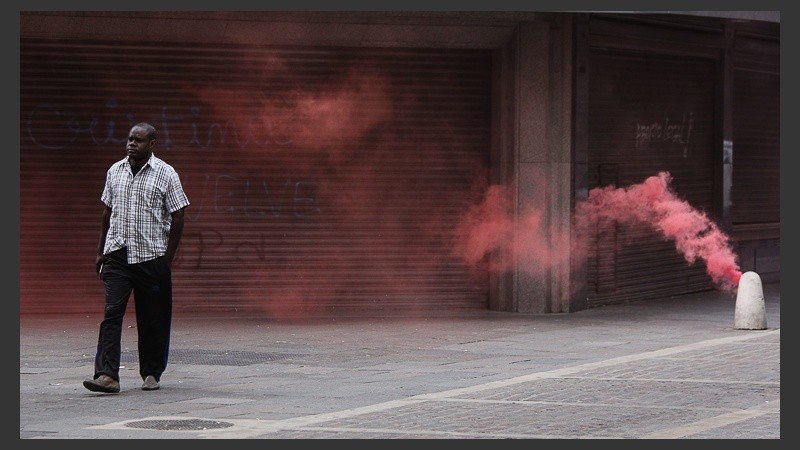 Un hombre cruza una nube de humo en Córdoba y Sarmiento en uno de los puntos de protesta.