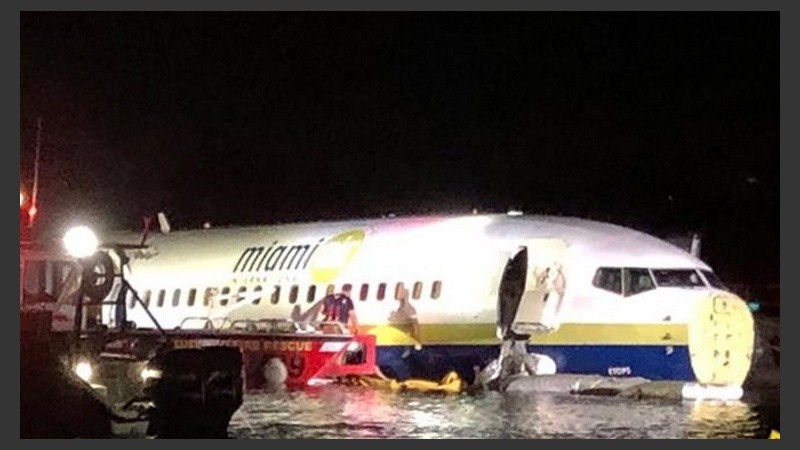 El avión en el río poco profundo de Florida. 