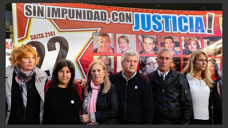 Familiares de víctimas de la explosión de calle Salta en la previa del inicio del juicio este miércoles. 