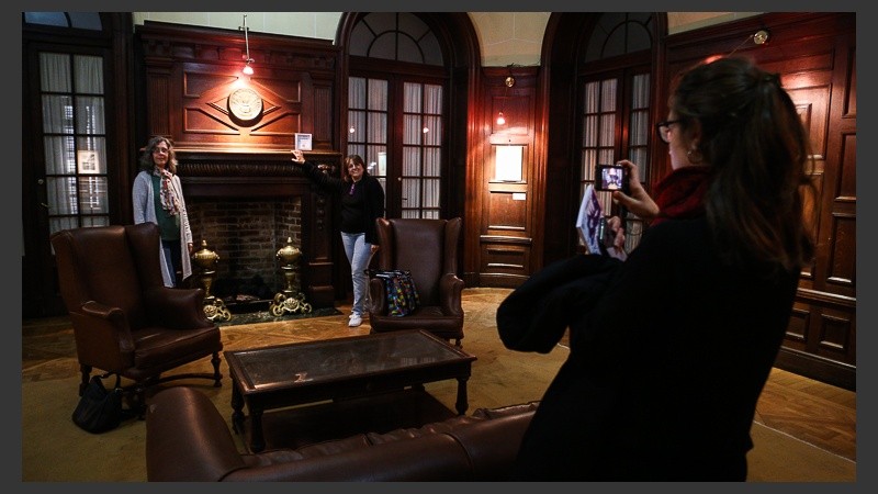 Mujeres se sacan una foto en el interior de la antigua residencia Pinasco ahora sede del rectorado de la UNR en Córdoba 1814.