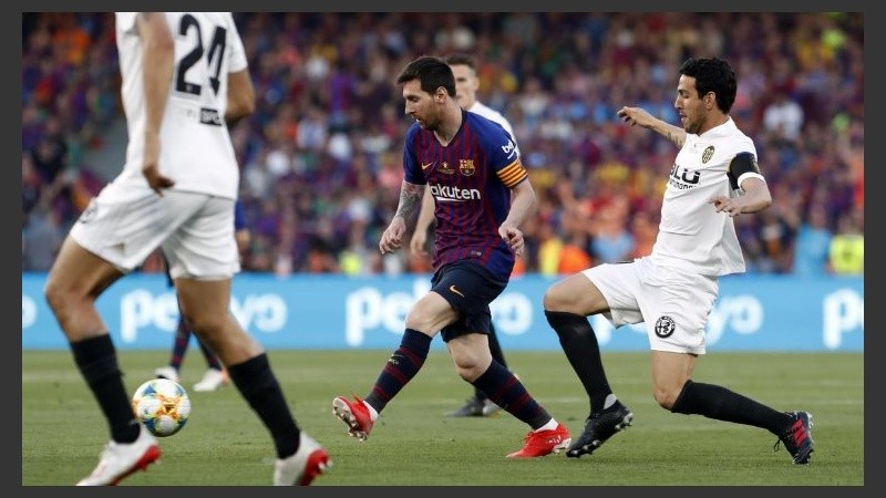 Messi rodeado por hombres de blanco en la caída de este sábado.